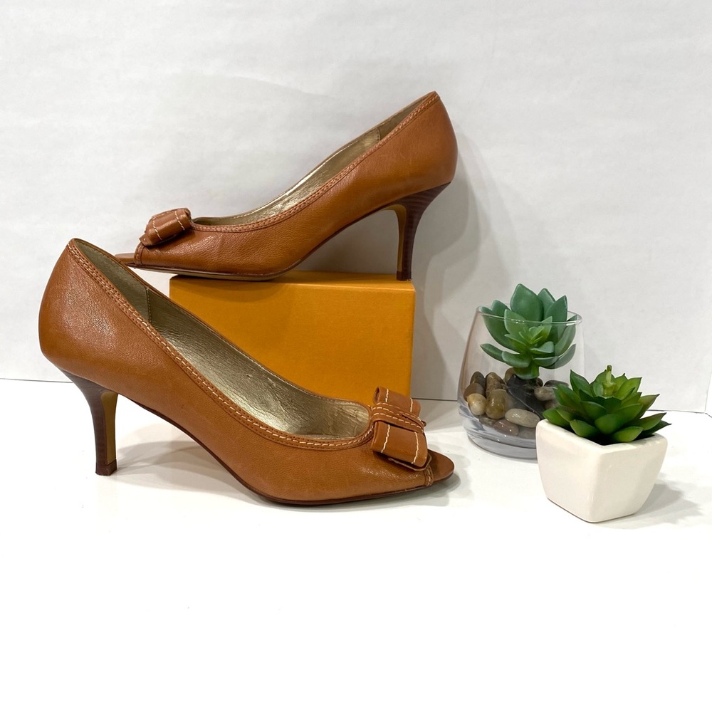 Joan-Davis Circa beautiful Tan heels.